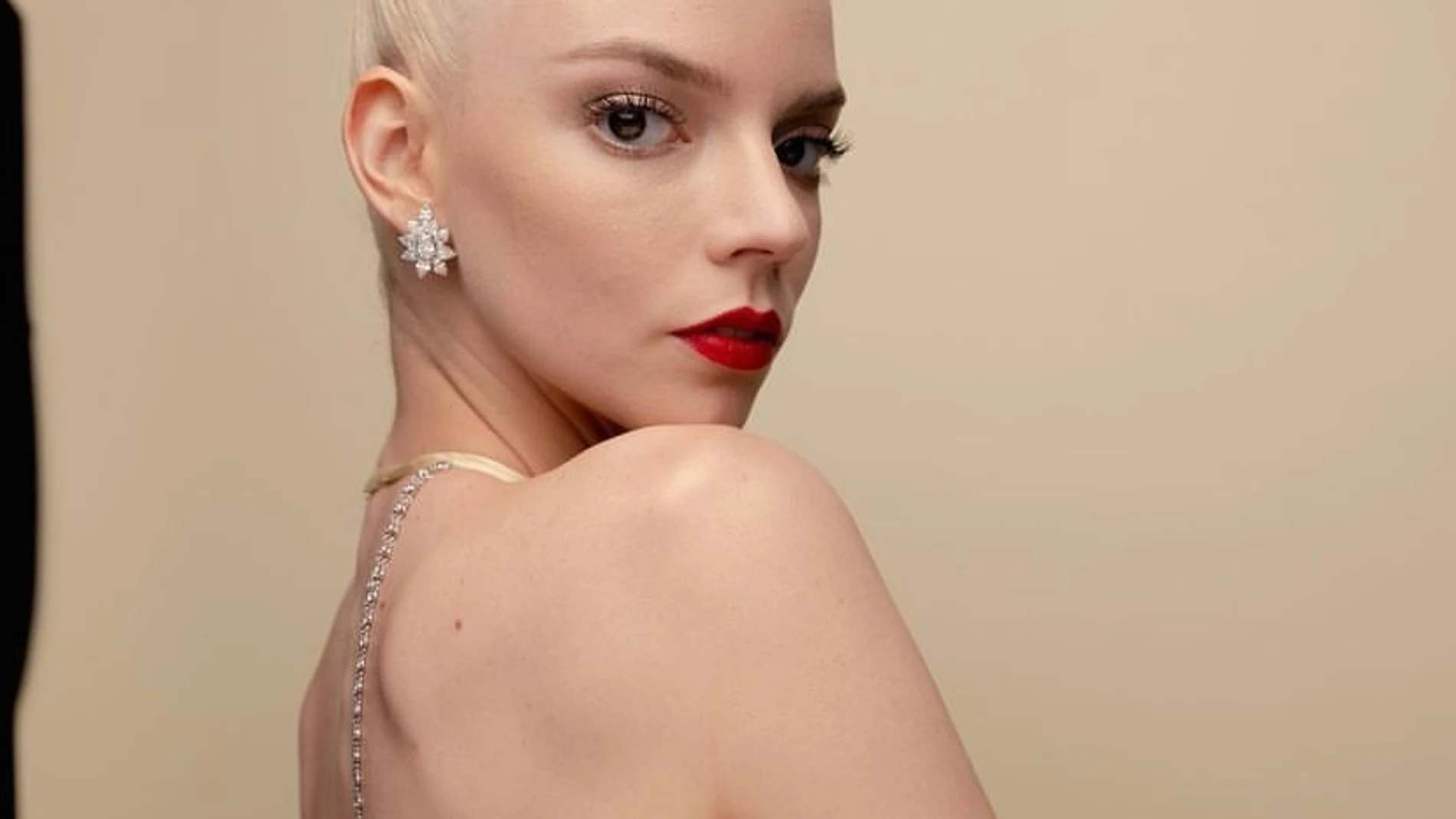 La actriz Anya Taylor-Joy con el labial rojo Rouge en el tono '999', de Dior.