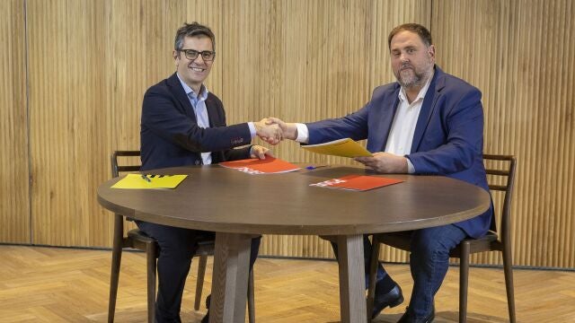 El ministro de la Presidencia y miembro de la Comisión Ejecutiva Federal y de la comisión negociadora del PSOE, Félix Bolaños (i), y el presidente de ERC, Oriol Junqueras, en una reunión para sellar un acuerdo que garantiza el apoyo de los republicanos a la investidura de Pedro Sánchez este jueves en Barcelona.