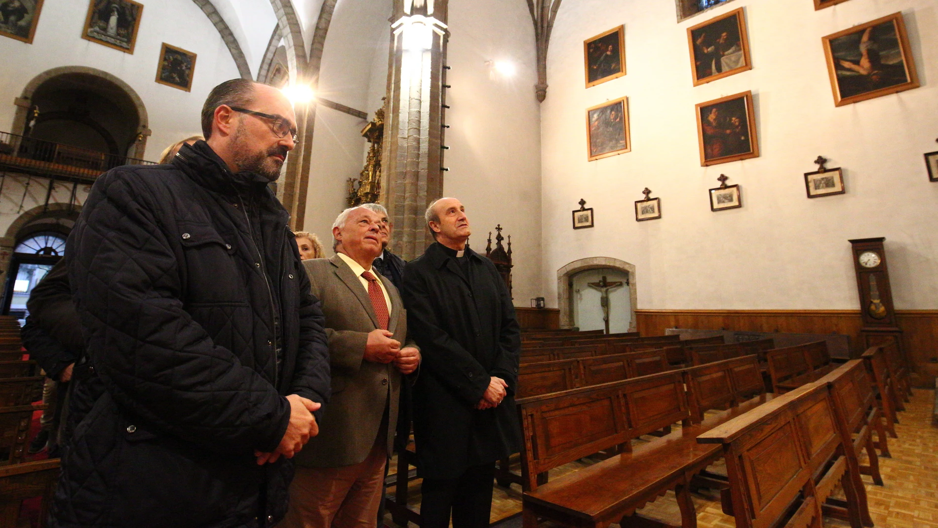 Santonja junto al alcalde Marcos Morala y el obispo Fernández