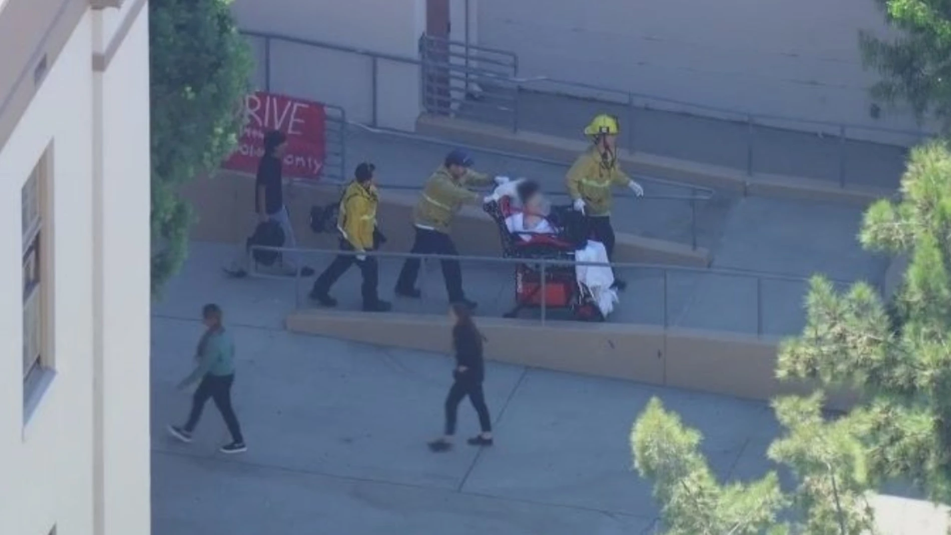 Médicos y bomberos de Los Ángeles auxilian a estudiantes apuñalados en un instituto americano