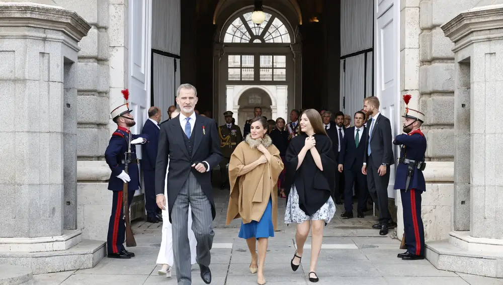 La Reina y la Infanta con abrigo de estilo capa.