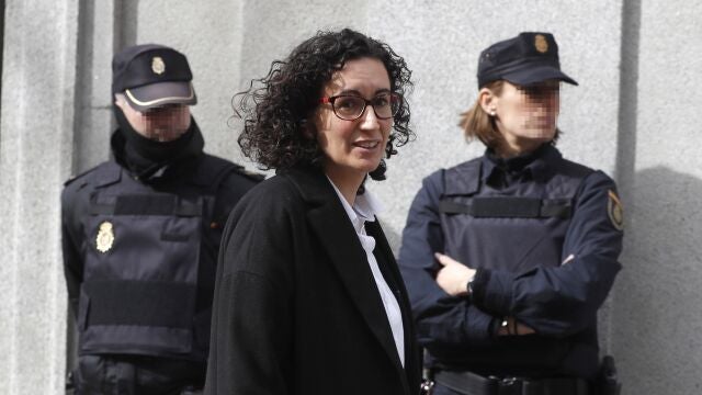 GRAF8831. MADRID, 23/03/2018.- fotografía de archivo del 19 de febrero de 2018 de la líder independentista catalana y número dos de ERC (republicanos de izquierda), Marta Rovira, que no acudió hoy a su comparecencia ante el Tribunal Supremo y decidió huir de España, según comunicó ella misma en una carta a la militancia de su partido. Rovira estaba citada hoy por el juez Pablo Llarena, que lleva en en el Supremo el caso sobre la independencia de Cataluña, quien iba a comunicarle su procesamiento y estaba previsto que decidiera si tomaba contra ella medidas cautelares, como la prisión preventiva. La política catalana, junto a otros destacados líderes independentistas, está imputada por los presuntos delitos de rebelión, sedición y malversación de fondos públicos. "El exilio será un camino duro, pero es la única forma que tengo de recuperar mi voz política", afirma Rovira en esa misiva. EFE/Archivo/Javier Lizón