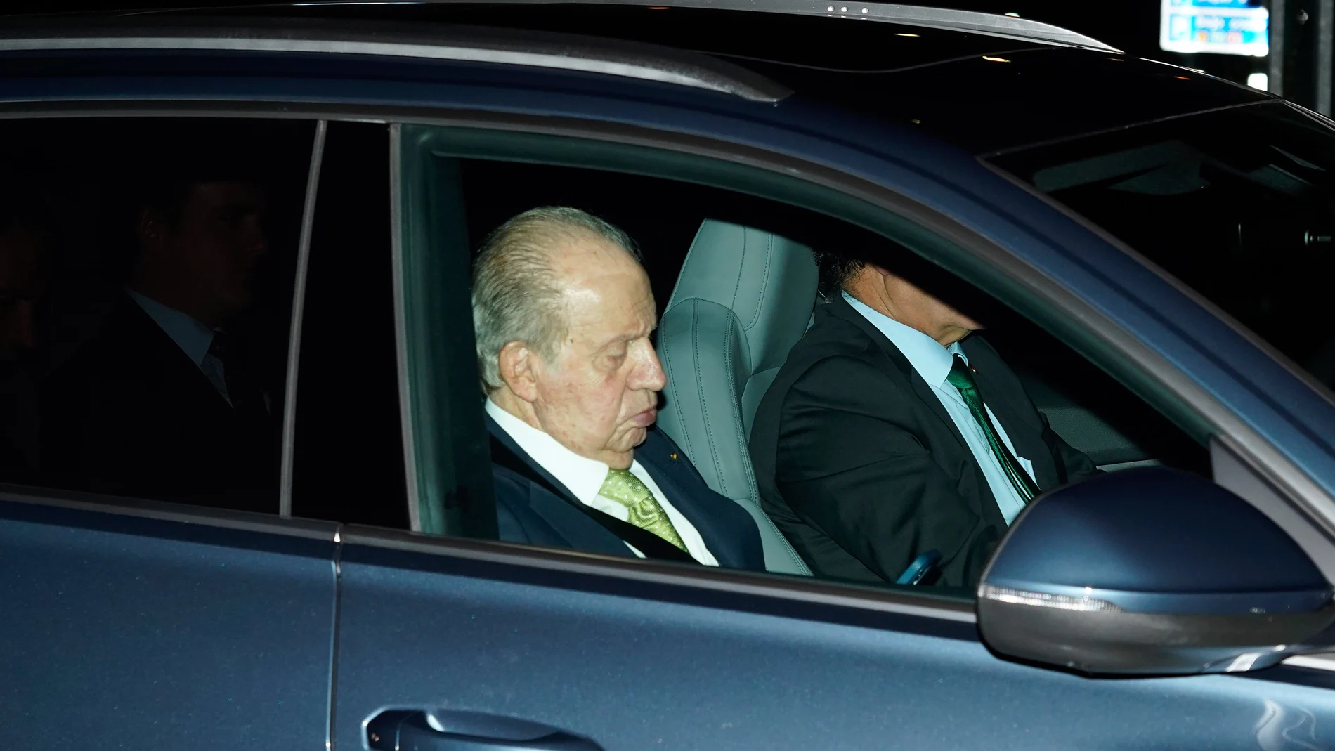 El Rey Juan Carlos llega al aeropuerto para regresar a Abu Dabi tras haber asistido a la celebración de 18 cumpleaños de su nieta, la Princesa Leonor.