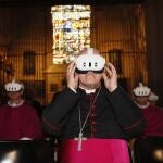 El arzobispo de Sevilla, José Ángel Saiz Meneses, con una gafas de realidad virtual