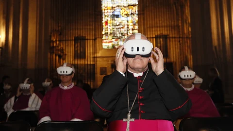 El arzobispo de Sevilla, José Ángel Saiz Meneses, con una gafas de realidad virtual