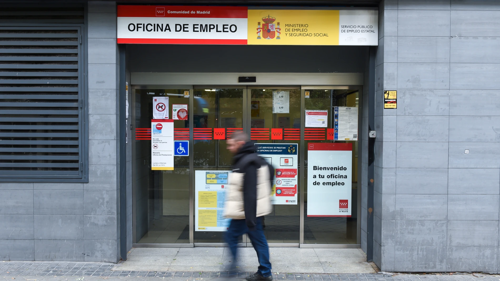 Una persona pasa al lado de una oficina del paro del Paseo de Acacias, a 3 de noviembre de 2023, en Madrid (España). El paro registrado en las oficinas de los servicios públicos de empleo subió en 36.936 personas en octubre en relación al mes anterior (+1,3%) lastrado, sobre todo, por el sector servicios, que concentró buena parte del incremento del desempleo por el fin de la temporada turística. Con la subida de octubre, se acumulan ya tres meses consecutivos de ascensos en el desempleo. 03...