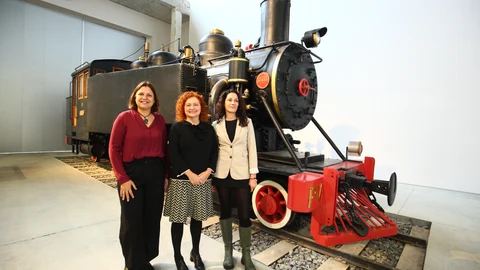 La directora del Instituto de Transición Justa, Laura Martín, junto a la directora de la Fundación Ciudad de la Energía, Yashodara López, y la presidenta del Consorcio del tren turístico Ponfeblino, Alicia García, durante la firma de la cesión de la locomotora nº 9 para este proyecto
