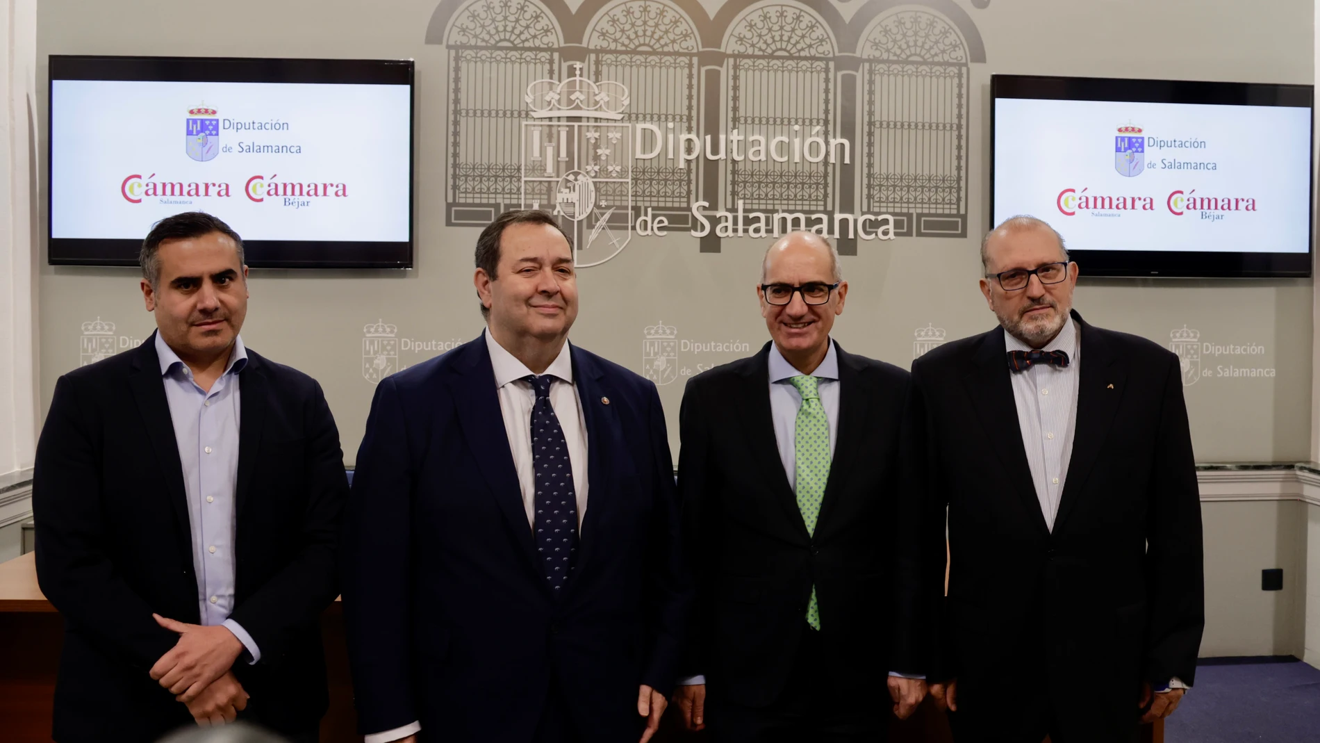 Javier Iglesias durante la firma del convenio con Benjamín Crespo y Buenaventura Velascoo