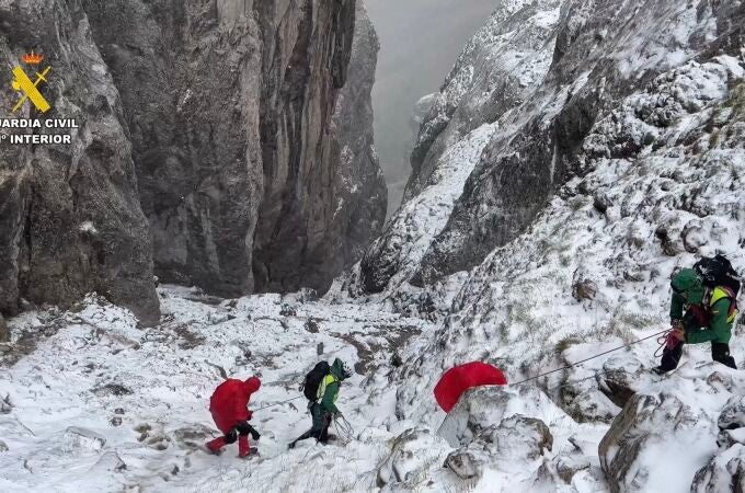 Rescatados un padre y su hijo en Picos de Europa (Cantabria) durante un temporal de nieve y ventisca