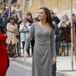 La Reina Letizia con vestido gris y maxi botas
