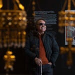 El historiador José Soto Chica entre dos coronas visigodas en el Museo Arqueológico de Madrid