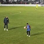 La imagen viral de un futbolista del Villarreal junto a un recogepelotas del Chiclana jugando a "un que no caiga"