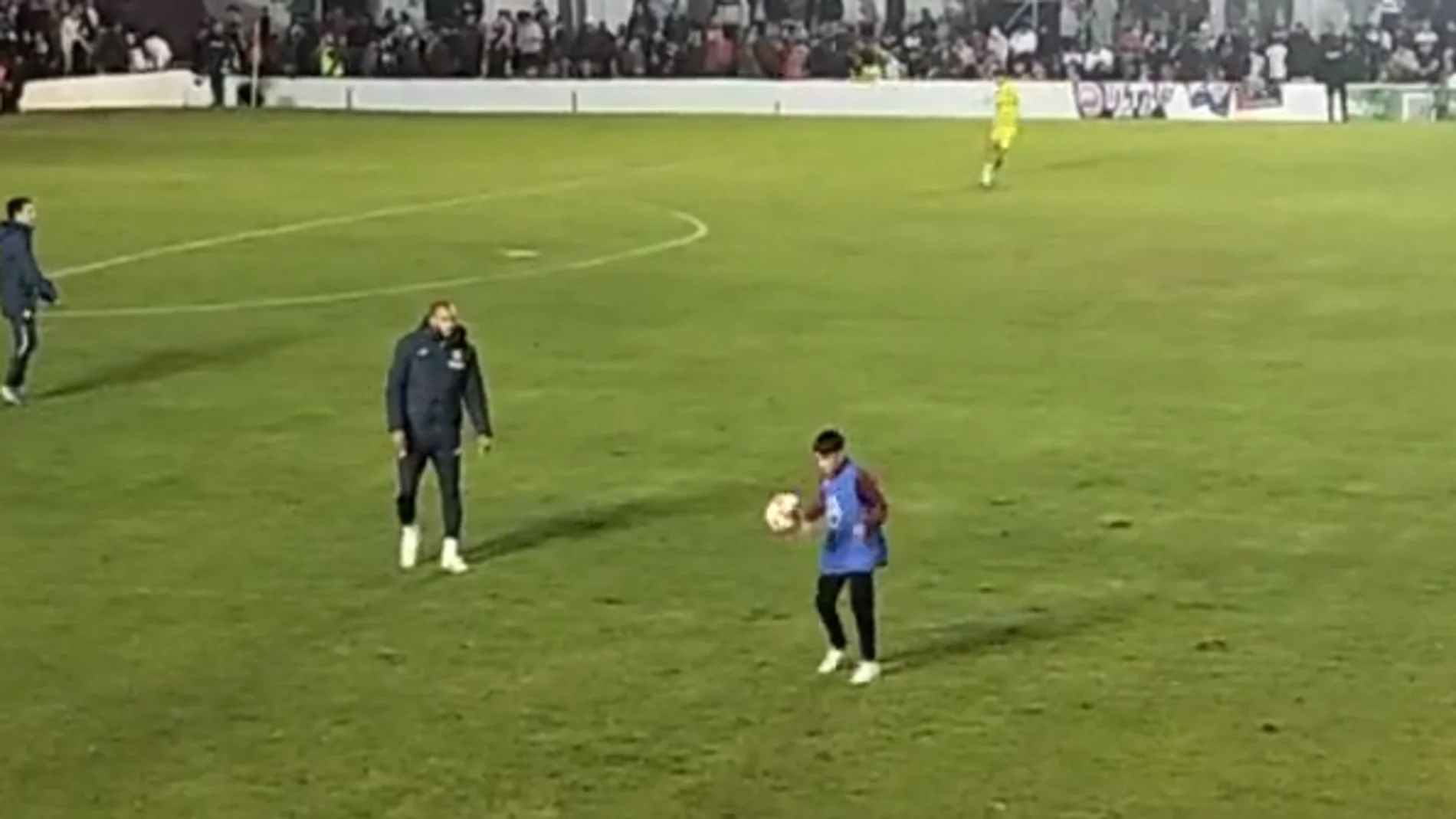 La imagen viral de un futbolista del Villarreal junto a un recogepelotas del Chiclana jugando a "un que no caiga"