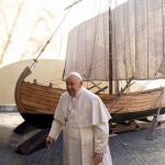 El Papa Francisco delante de la llamada “Barca de Pedro”, una réplica exacta de una barca del siglo I recuperada en el Mar de Galilea en 1986, que han incorporado Las colecciones papales.