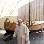 El Papa Francisco delante de la llamada “Barca de Pedro”, una réplica exacta de una barca del siglo I recuperada en el Mar de Galilea en 1986, que han incorporado Las colecciones papales.