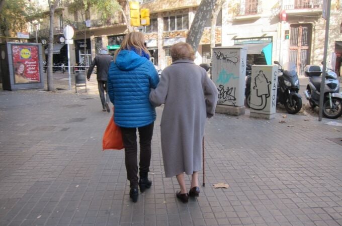 La Confederación Española de Alzheimer pide "más servicios" para proteger la salud de las personas cuidadoras