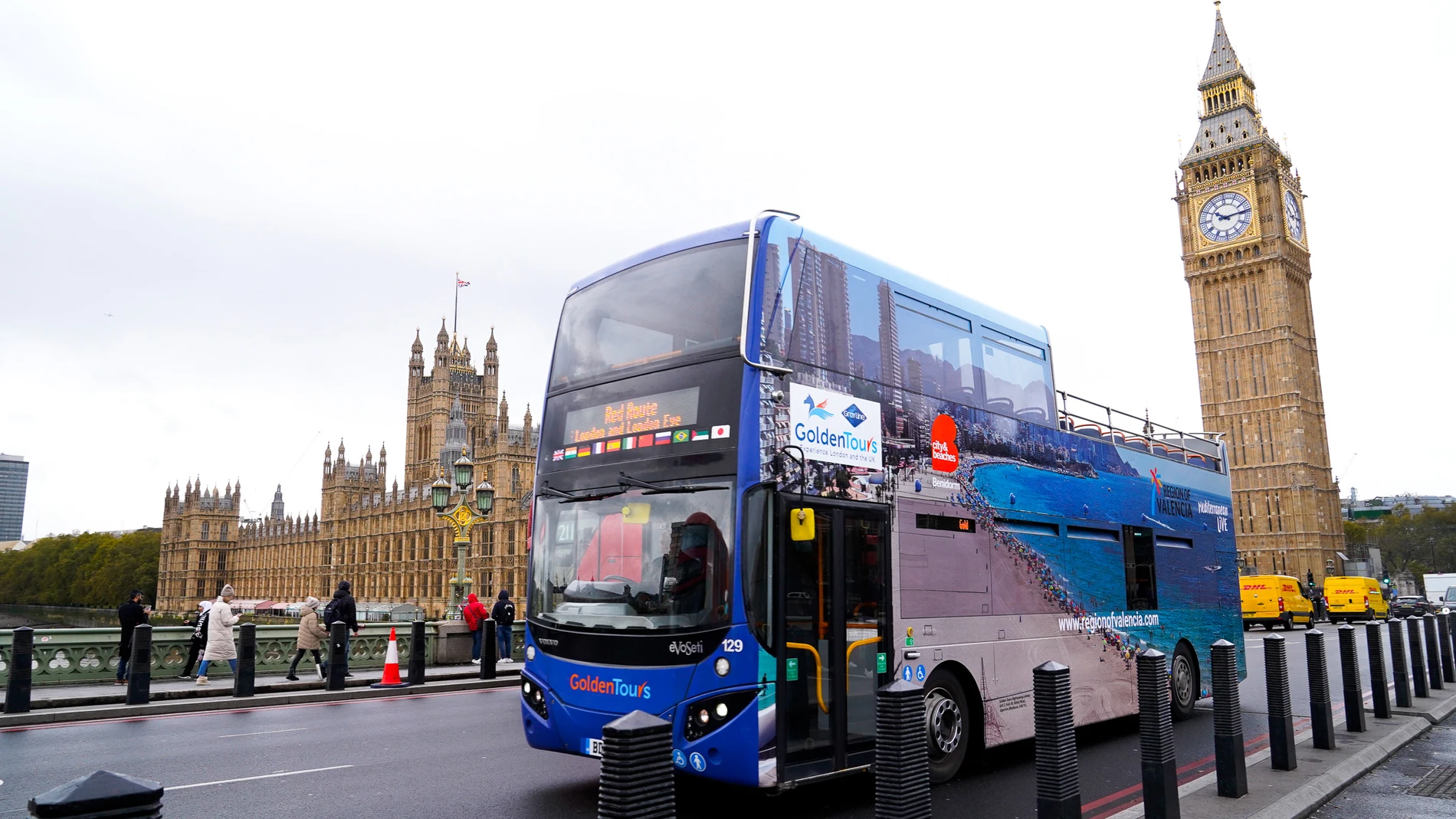 Imagen de un autobús en Londres con la marca turística de la Comunidad Valenciana