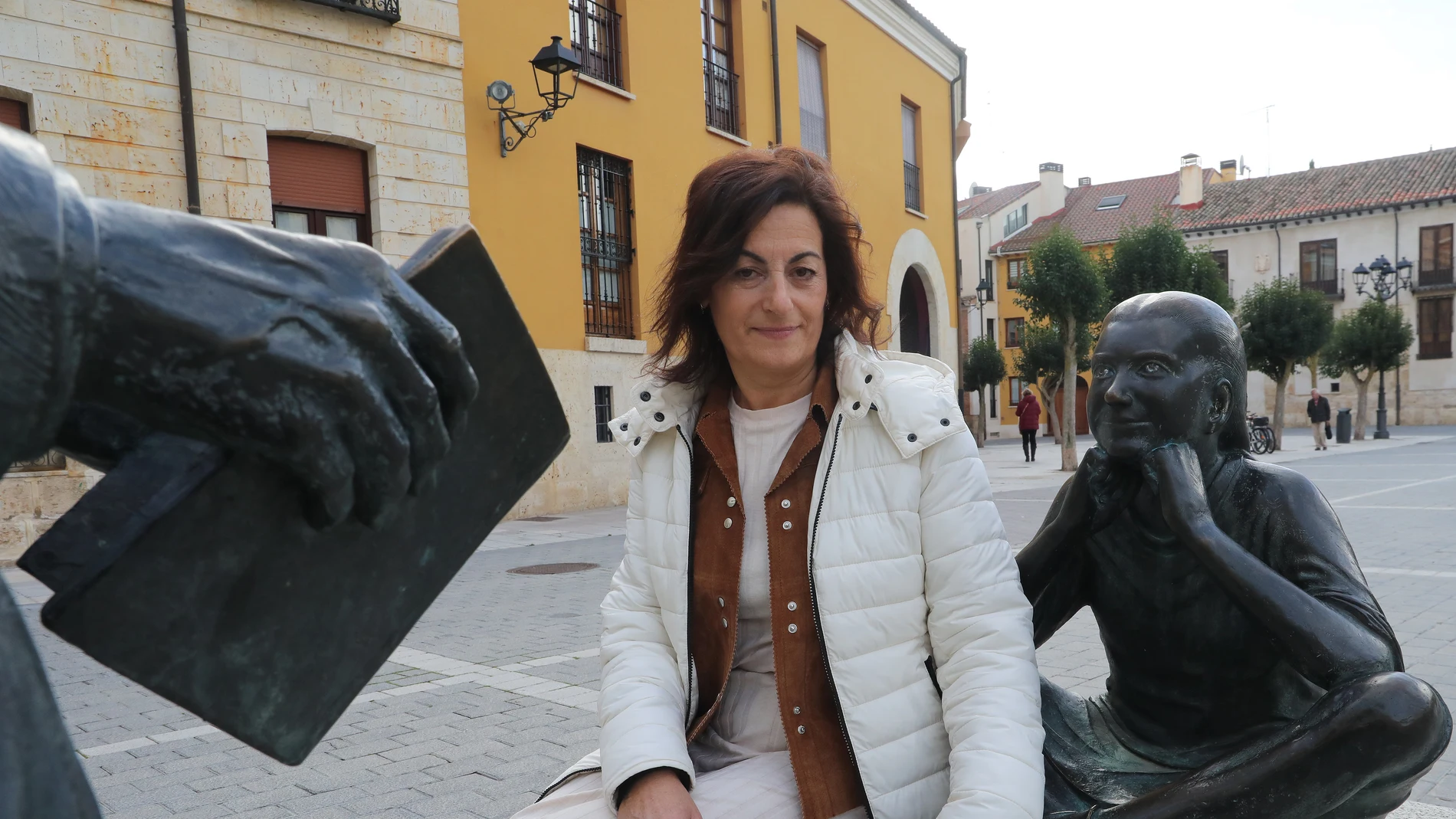 Anabel Fuente, trabajadora social de la Asociación Pavía, En la imagen, junto al monumento al Maestro en Palencia