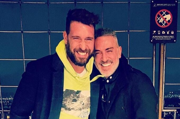Kiko Hernández y Fran Antón llegan a Barcelona para disfrutar de su eterna luna de miel