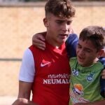 Joven saca en brazos a un rival lesionado en un partido de fútbol