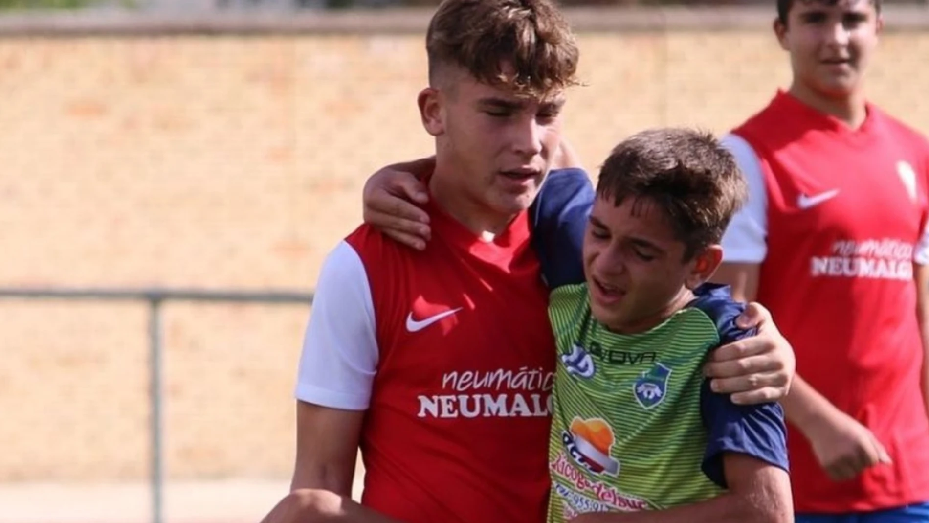 Joven saca en brazos a un rival lesionado en un partido de fútbol