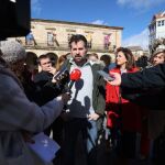 El secretario general del PSOECyL, Luis Tudanca, atiende a los medios de comunicación en Espinosa de los Monteros