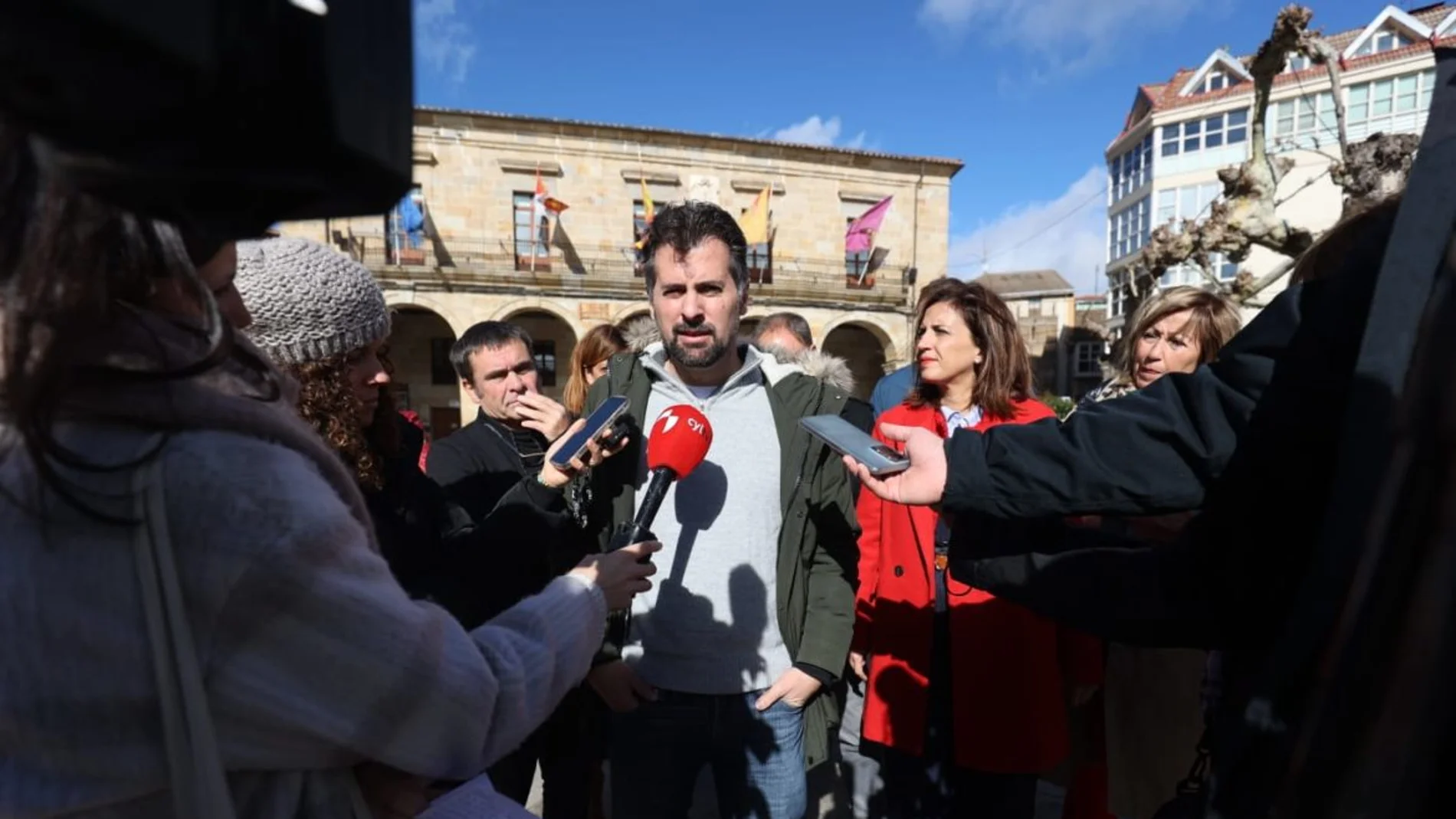 El secretario general del PSOECyL, Luis Tudanca, atiende a los medios de comunicación en Espinosa de los Monteros