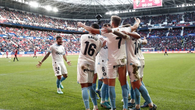 Los jugadores del Girona celebran uno de los goles de la victoria en Pamplona