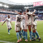 Los jugadores del Girona celebran uno de los goles de la victoria en Pamplona