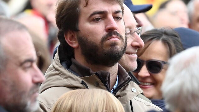 El vicepresidente de la Junta de Castilla y León Juan García Gallardo, participó en la concentración en contra de la amnistía organizada por Sociedad Civil Burgalesa