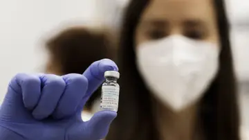  Una enfermera muestra un vial de la vacuna contra la viruela del mono en el centro de Vacunación Regional.