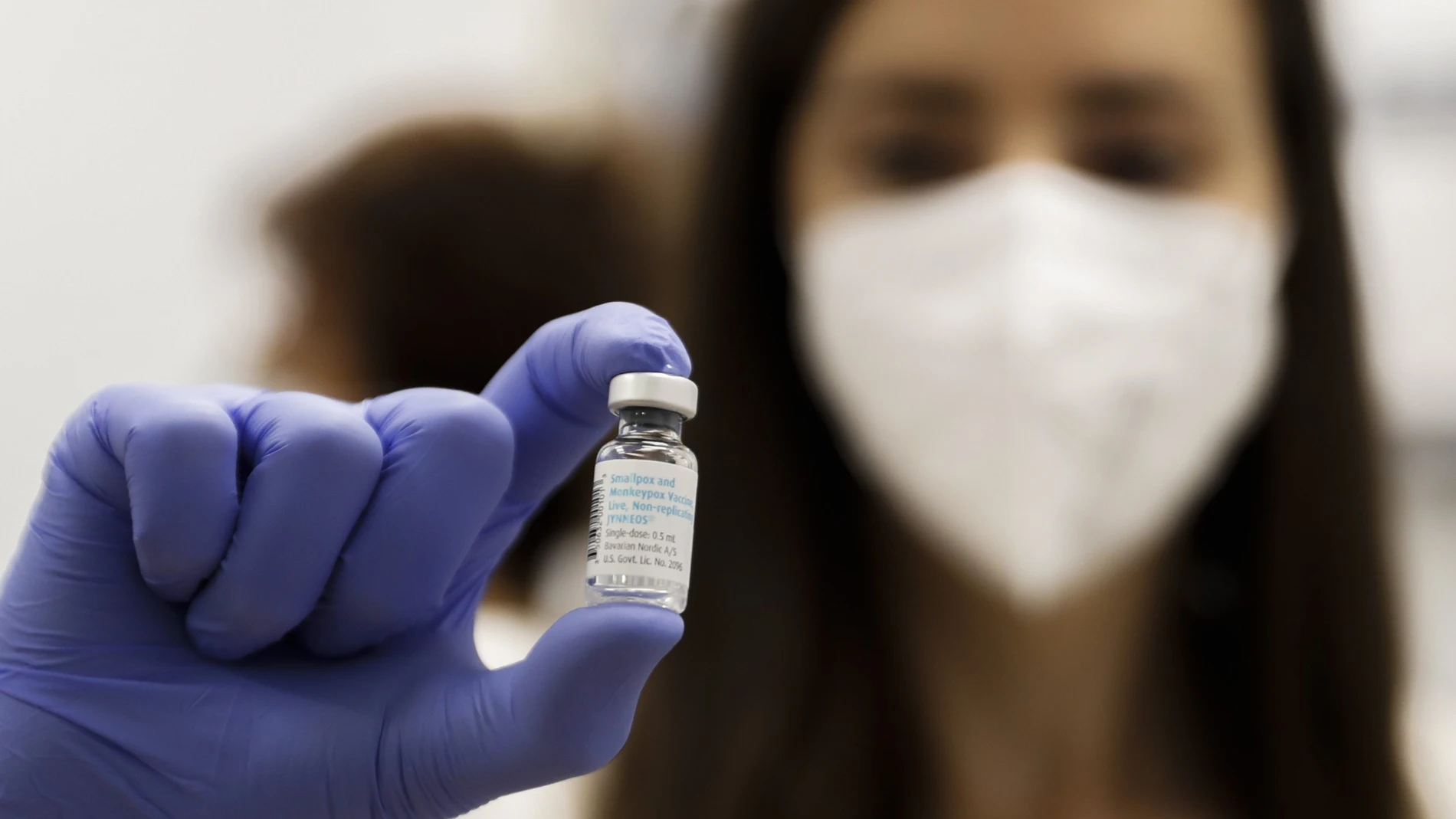  Una enfermera muestra un vial de la vacuna contra la viruela del mono en el centro de Vacunación Regional.