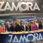 El presidente de la Xunta de Galicia, Alfonso Rueda, visita el stand de la Diputación de Zamora