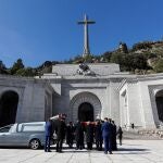 El féretro de Franco es introducido en el coche fúnebre tras su exhumación, el 24 de octubre de 2019
