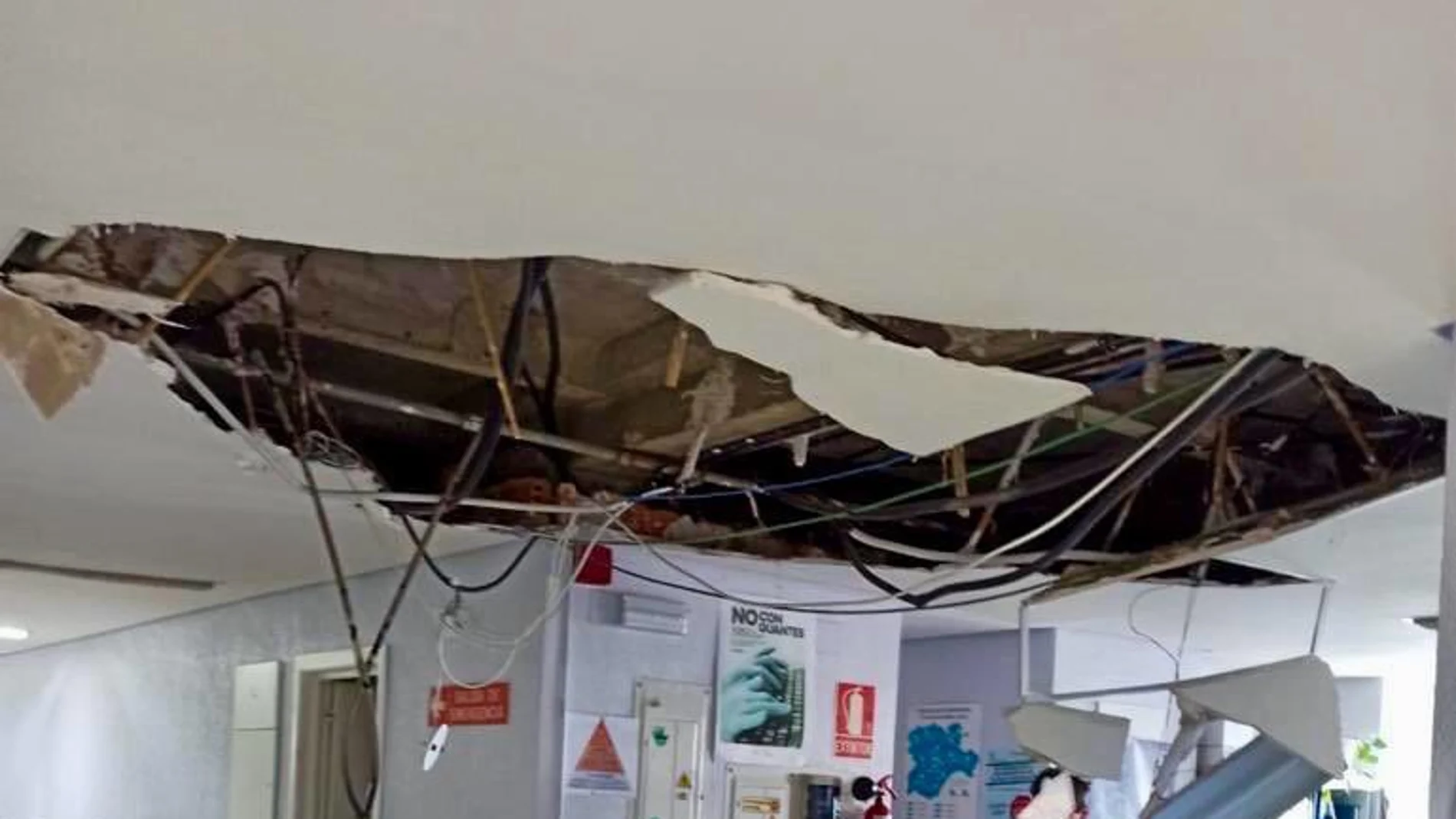 Falso techo en una planta del Hospital de Palencia