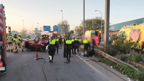 Accidente de tráfico en la Ronda Urbana Norte de Sevilla. EMERGENCIAS SEVILLA