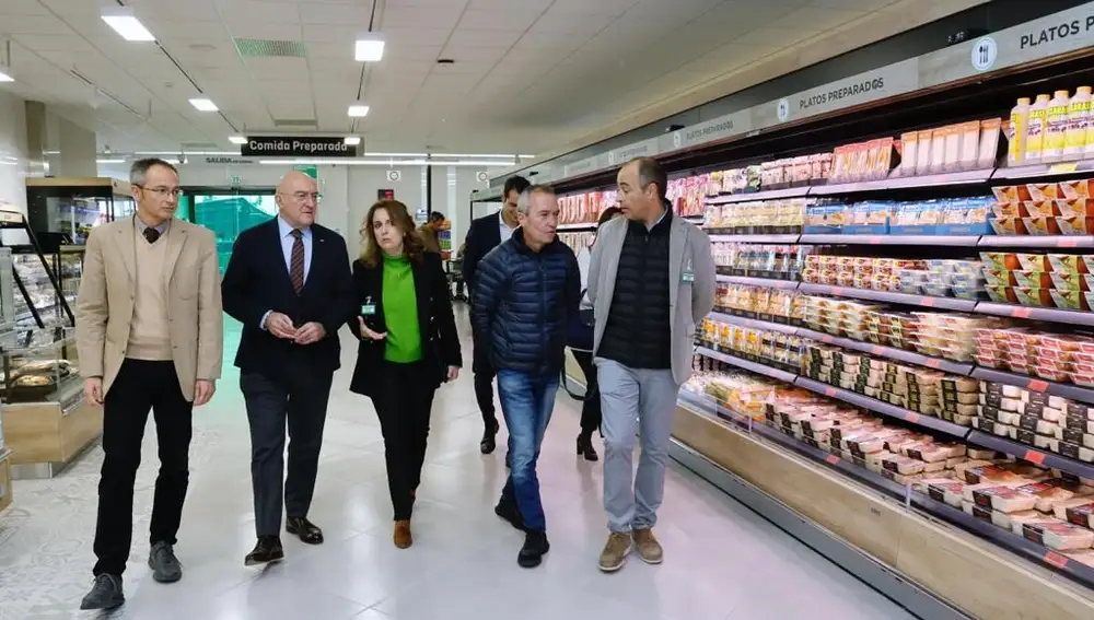 El alcalde de Valladolid, Jesús Julio Carnero, recorre el nuevo supermercado de Mercadona en el barrio de Las Delicias