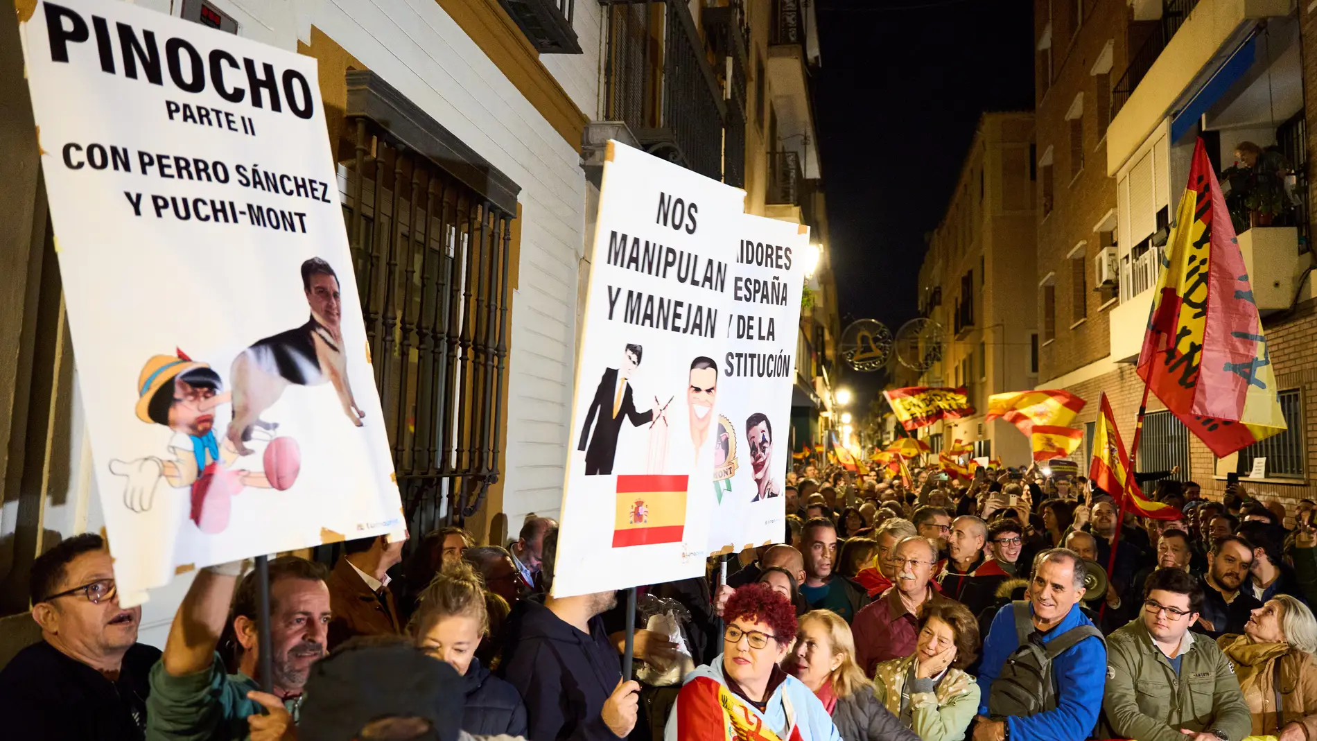 Concentración en la sede del POSE-A contra la ley de la amnistía, a 6 de noviembre de 2023 en Sevilla (Andalucía, España). Los manifestantes, mas del millar, se han mostrado opuestos al pacto de los socialistas con ERC que incluye, entre otras medidas, una ley de amnistía que favorecería a los procesados del 'procés' catalán, el traspaso de las competencias de Rodalíes o la condonación de hasta 15.000 millones de euros06 NOVIEMBRE 2023Joaquin Corchero / Europa Press06/11/2023
