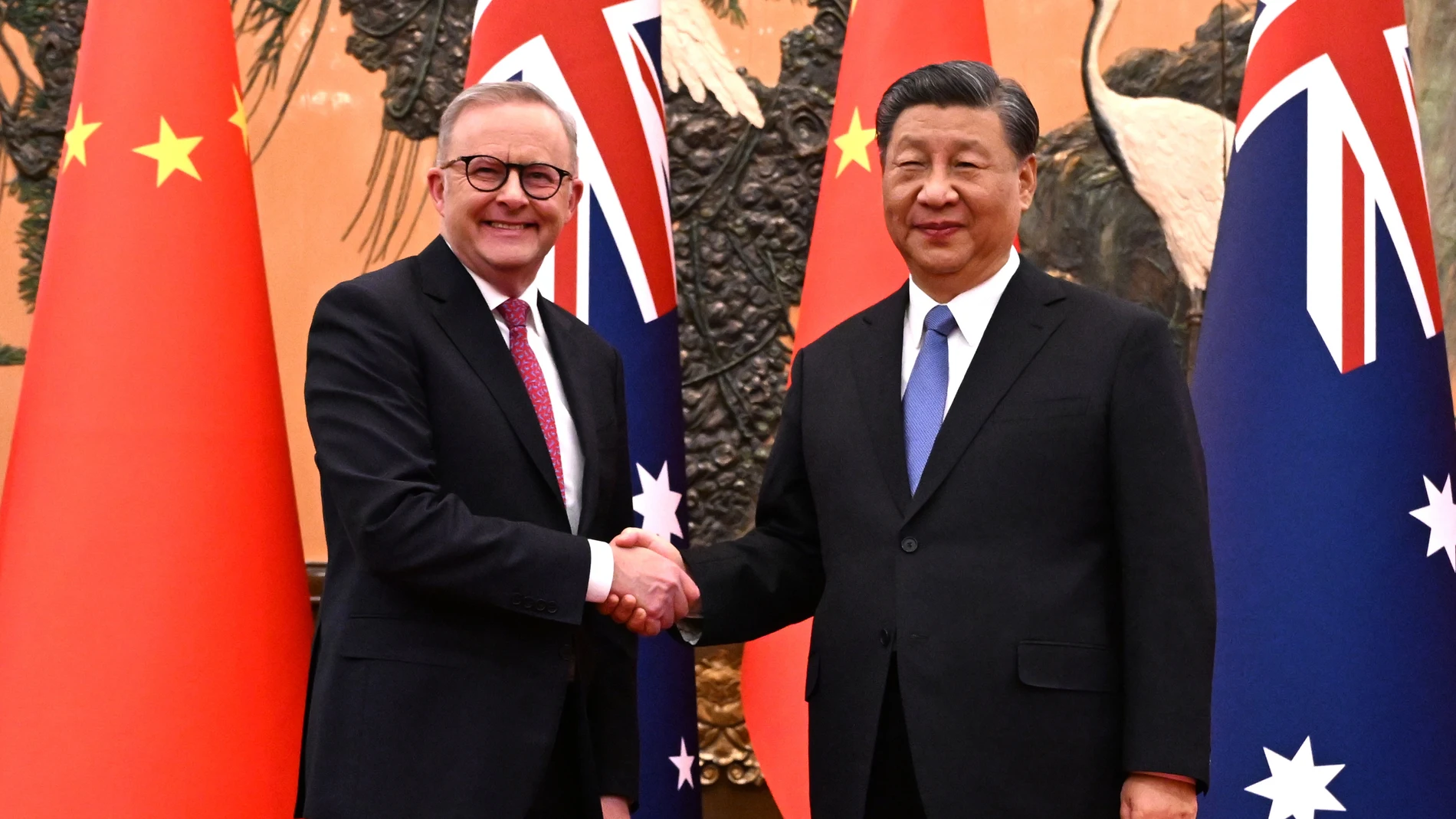 Beijing (China), 06/11/2023.- Australian Prime Minister Anthony Albanese meets with Chinese President Xi Jinping at the Great Hall of the People in Beijing, China, 06 November 2023. Albanese will hold talks in China with President Xi Jinping in the first visit to the Asian nation by a sitting prime minister since 2016. EFE/EPA/LUKAS COCH AUSTRALIA AND NEW ZEALAND OUT 