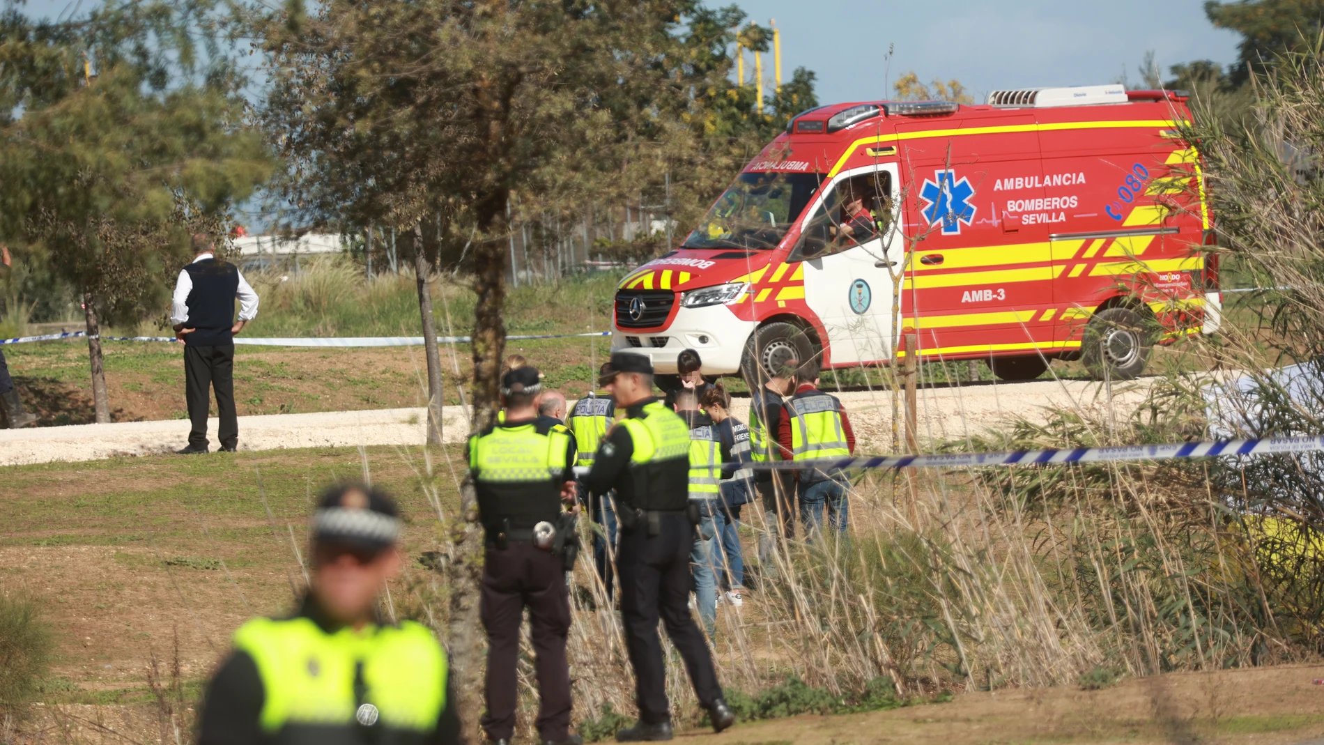 Efectivos de la Policía Nacional sacan el cadáver encontrado en la laguna del Parque del Tamarguillo de Sevilla. A 6 de noviembre de 2023 en Sevilla (Andalucía, España). Efectivos de la Policía Nacional, la Policía Local y de los Bomberos, así como facultativos de la Empresa Pública de Emergencias Sanitarias (EPES) 061, han sido movilizados a cuenta del avistamiento de un cadáver en avanzado estado de descomposición flotando boca abajo en la laguna del Parque del Tamarguillo de Sevilla.06 N...