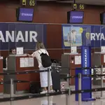  Una pasajera ante un mostrador de Ryanair en el aeropuerto de Barcelona-El Prat.