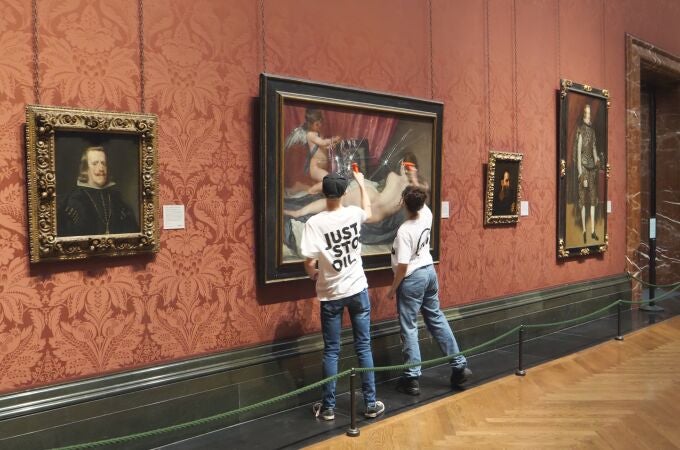 GRAF591. LONDRES, 06/11/2023.- Dos ecologistas del grupo "Just Stop Oil" rompen el cristal que cubre la pintura "La Venus del espejo", pintada por Diego Velázquez en el siglo XVII, que se muestra en la National Gallery de Londres. Los manifestantes, que han sido detenidos, utilizaron martillos de seguridad para romper el cristal. EFE/JUST STOP OIL/SOLO USO EDITORIAL/SOLO DISPONIBLE PARA ILUSTRAR LA NOTICIA QUE ACOMPAÑA (CRÉDITO OBLIGATORIO)