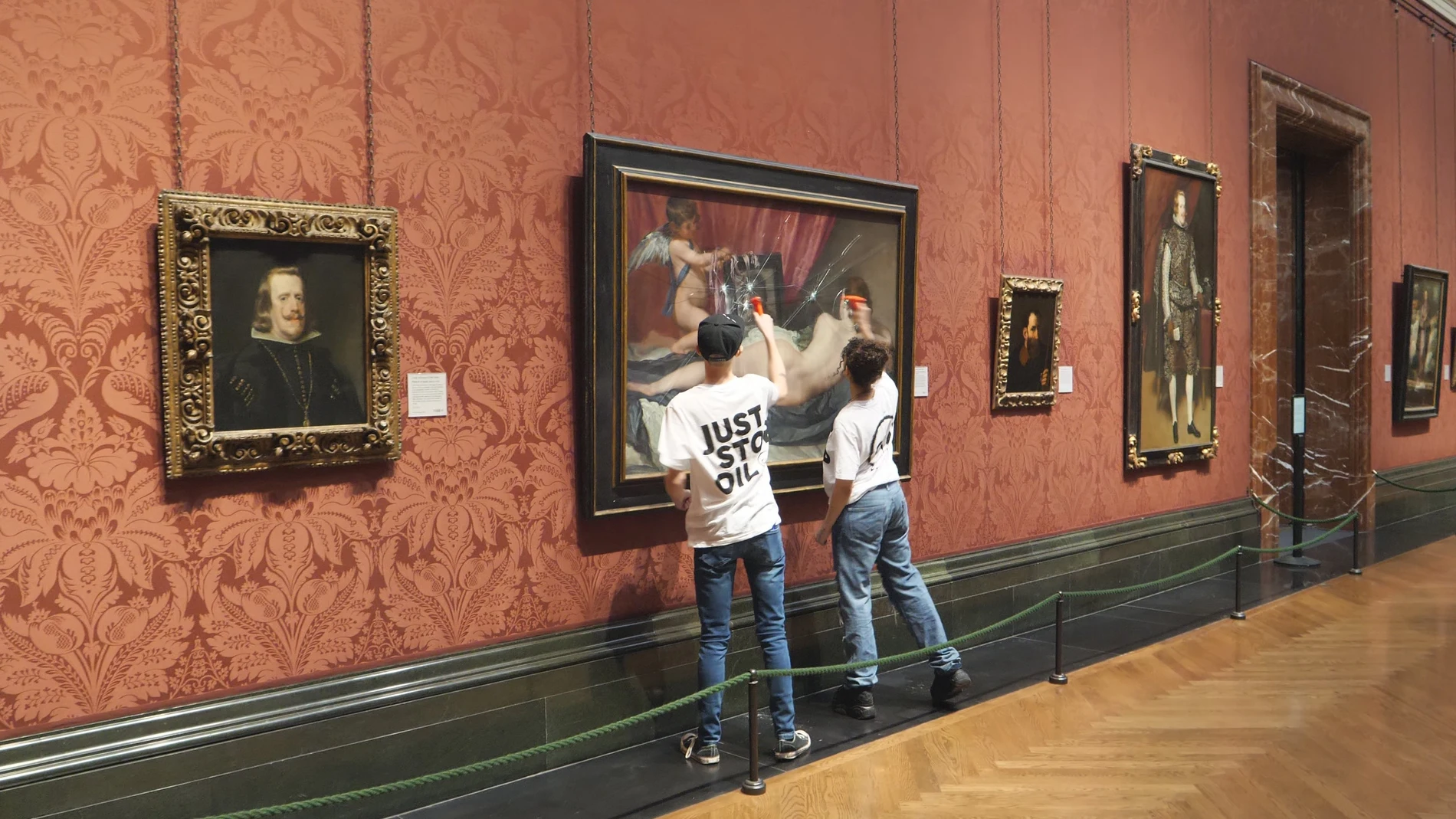 GRAF591. LONDRES, 06/11/2023.- Dos ecologistas del grupo "Just Stop Oil" rompen el cristal que cubre la pintura "La Venus del espejo", pintada por Diego Velázquez en el siglo XVII, que se muestra en la National Gallery de Londres. Los manifestantes, que han sido detenidos, utilizaron martillos de seguridad para romper el cristal. EFE/JUST STOP OIL/SOLO USO EDITORIAL/SOLO DISPONIBLE PARA ILUSTRAR LA NOTICIA QUE ACOMPAÑA (CRÉDITO OBLIGATORIO)