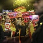 Miles de personas protestan contra la amnistía frente a las sedes del PSOE de toda España