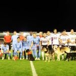Jugadores del AD Mérida y del UD Ibiza saltan al campo con perros en situación de adopción 