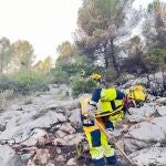 Incendios.- Bomberos permanecen trabajando en la zona del incendio forestal de Montitxelvo, ya estabilizado