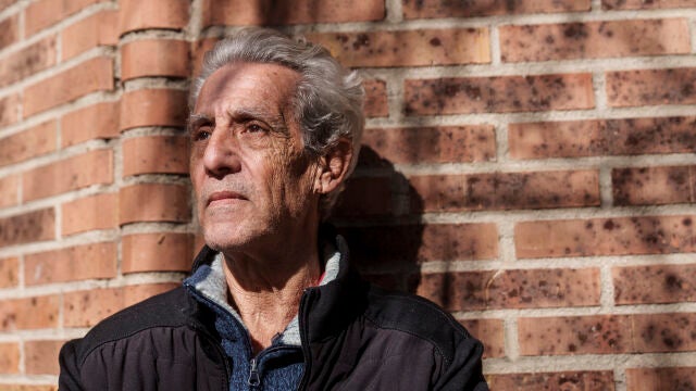 José Peña, madrileño de 64 años, este lunes en Madrid en una calle cercana a una oficina de las ONGs Hogar Sí y Provivienda que le ayudan a recuperar "una vida normal" 