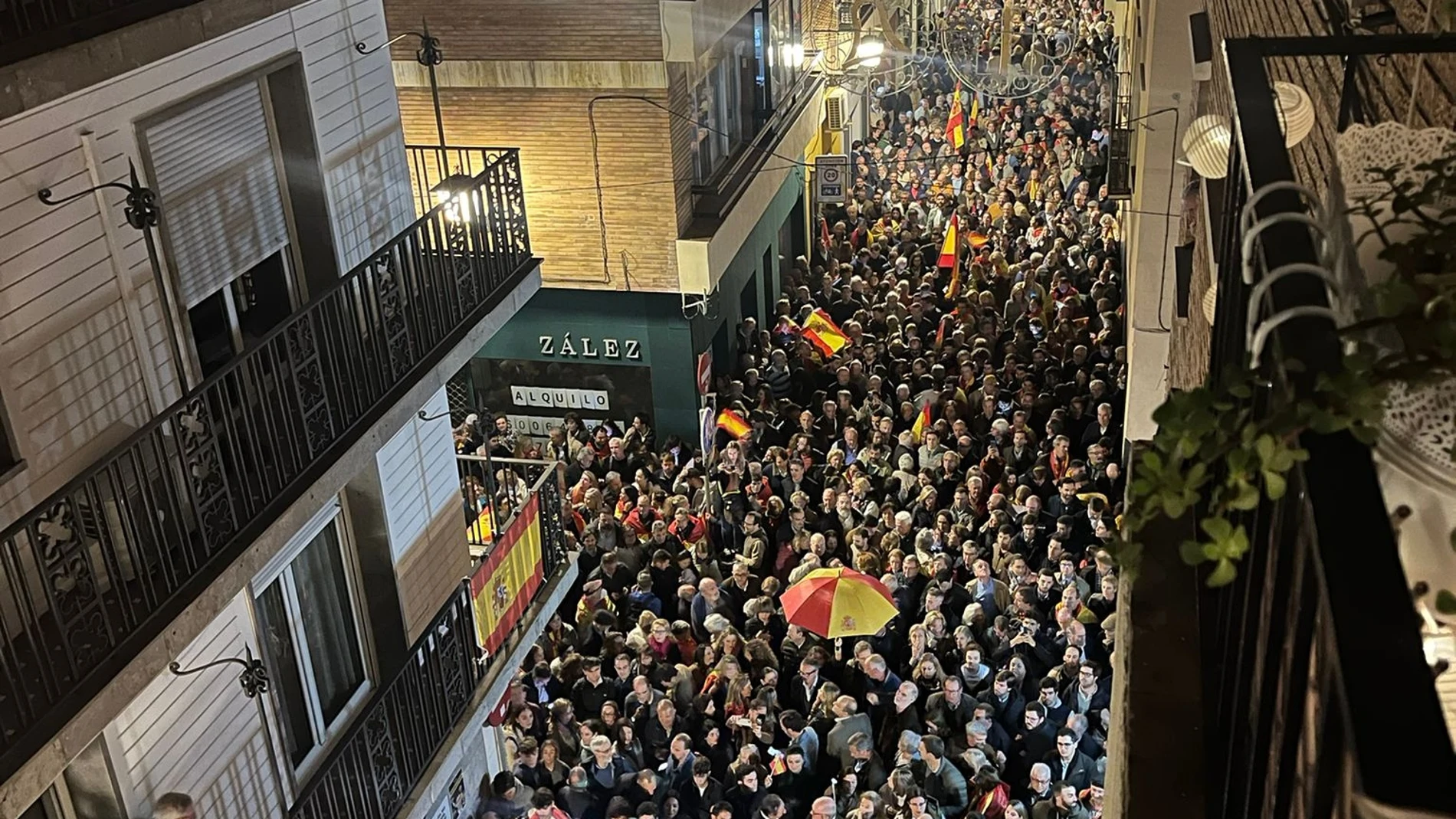 Manifestación contra la amnistía frente a la sede del PSOE-A, en Sevilla