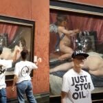 Activistas climáticos rompen a martillazos el cristal protector de una obra de Velázquez 