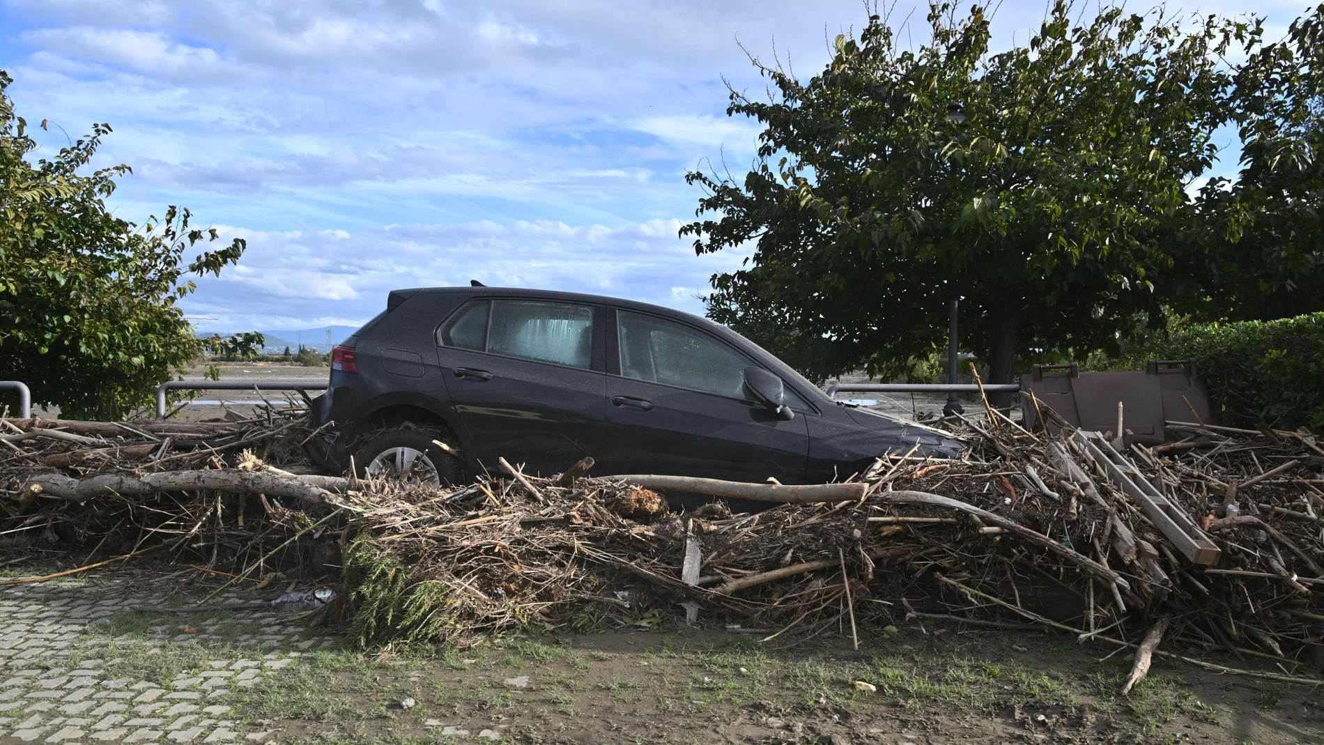 Campi Bisenzio (Italy), 06/11/2023.- A car and floatsam pile up along a street of Campi Bisenzio, near Florence, Italy, 06 November 2023, following the flooding of the Bisenzio River. Large areas of Tuscany experienced torrential rains, strong winds, and flooding caused by storm Ciaran. (tormenta, Italia, Florencia) EFE/EPA/CLAUDIO GIOVANNINI 